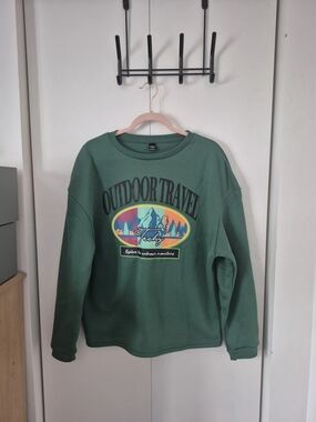 Outdoor Travel Green Graphic Crewneck Sweater